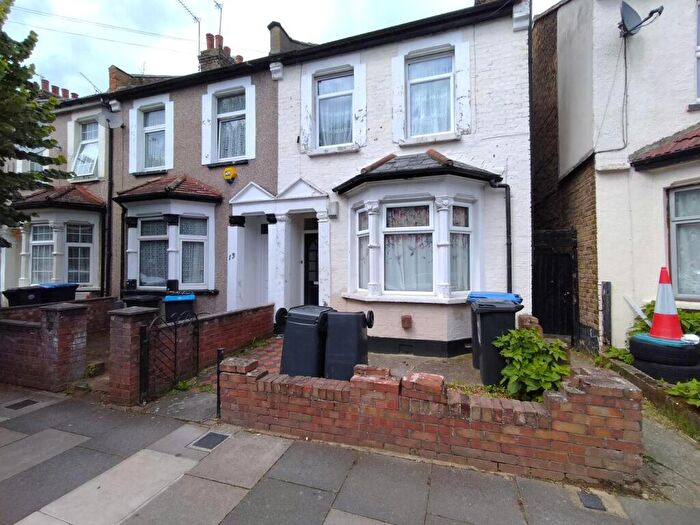1 Bedroom Apartment To Rent In Northfield Road, Ponders End, EN3