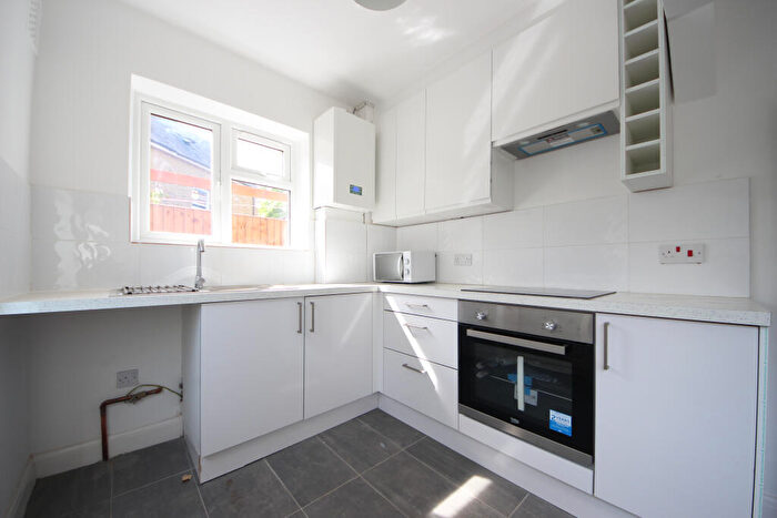 2 Bedroom Flat To Rent In Grove Crescent - Kingston, KT1