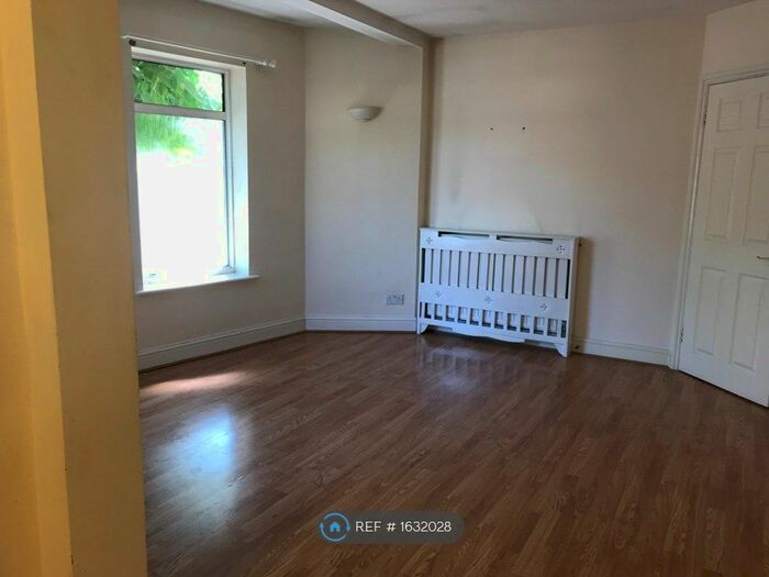 2 Bedroom Flat To Rent In Lower Road, Surrey, CR8