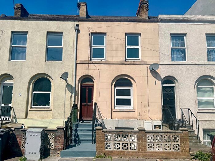 2 Bedroom Flat To Rent In Edwin Street, Gravesend, Kent, DA12