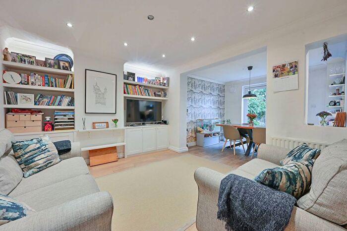 2 Bedroom Flat To Rent In Cedar Grove, Ealing, London, W5