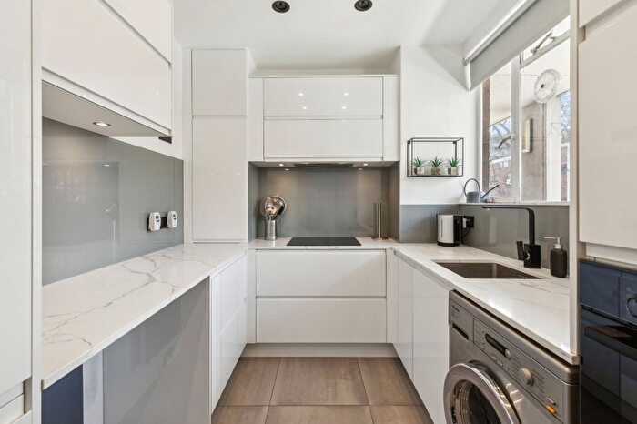 1 Bedroom Flat For Sale In Hallfield Estate, Bayswater, W2