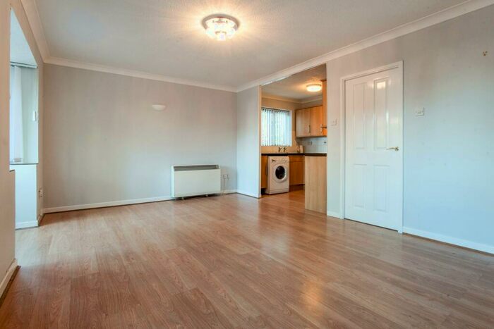 2 Bedroom Flat To Rent In Manor Court, Fleet, GU52