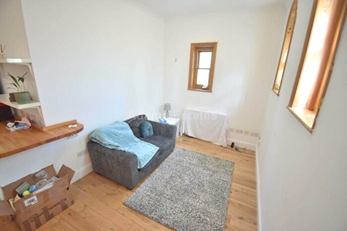 1 Bedroom Flat To Rent In Wokingham Road, Reading, RG6
