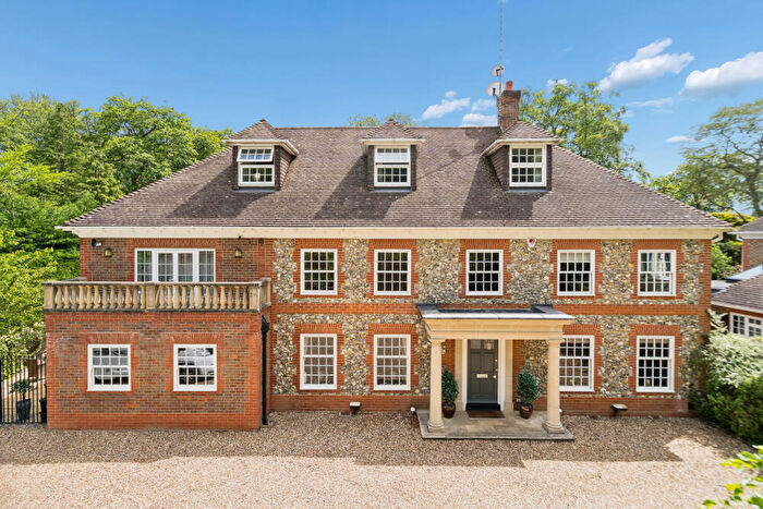 6 Bedroom Detached House For Sale In The Avenue, Farnham Common, Slough, SL2
