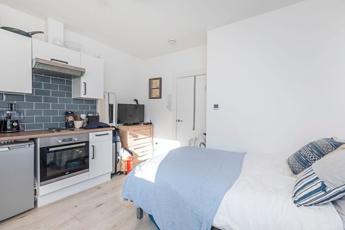 Studio To Rent In Warwick Road, London, SW5