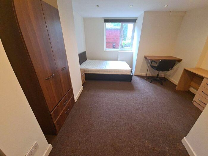 3 Bedroom House To Rent In Knowle Terrace, Leeds, LS4