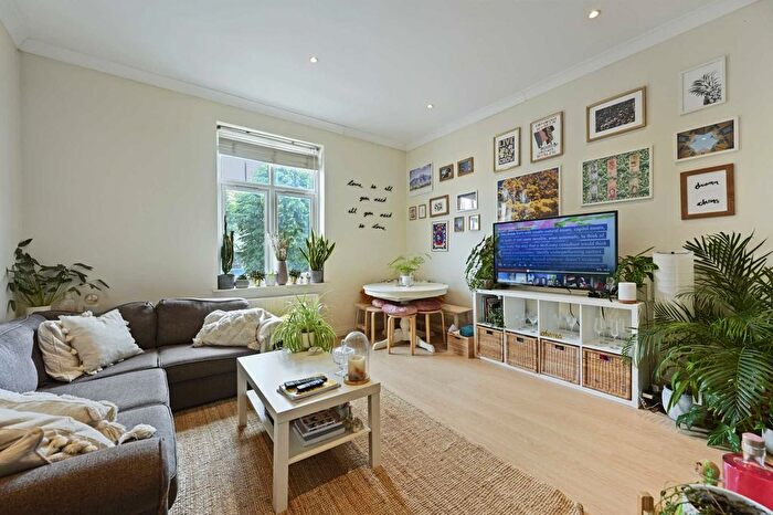 2 Bedroom Flat To Rent In Uxbridge Road, Shepherds Bush, London, W12