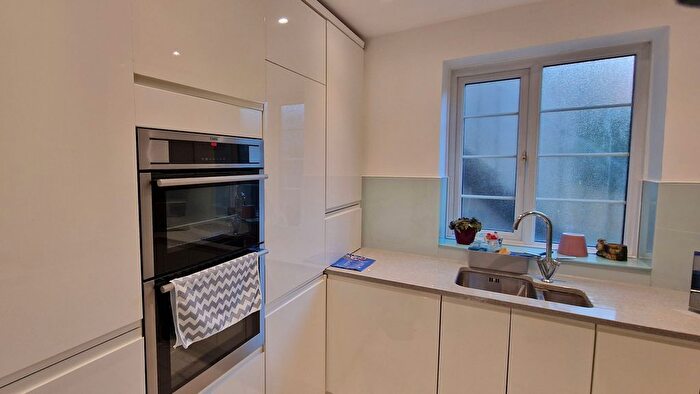 2 Bedroom Flat For Sale In Edgware Court, Edgware, HA8