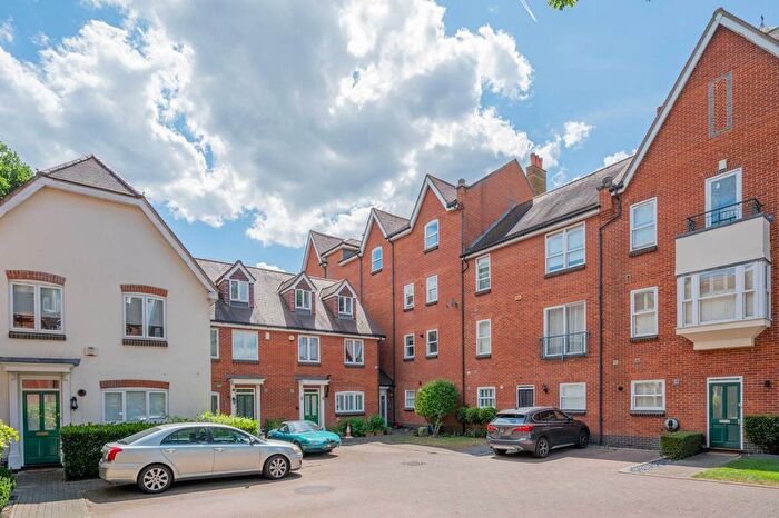 2 Bedroom Flat To Rent In Parkside Mansions, Streatham, London, SW16