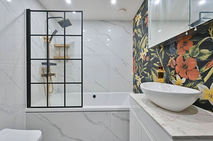 3 Bedroom Flat To Rent In Greville Road, Kilburn, London, NW6