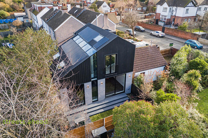 2 Bedroom Detached House For Sale In Carlyle Road, Croydon, CR0