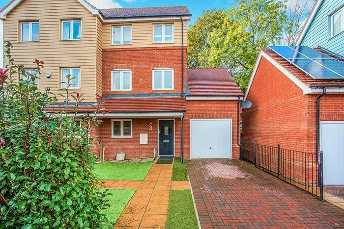 5 Bedroom Semi-Detached House To Rent In Aurora Close, Watford, WD25