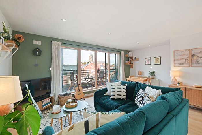 2 Bedroom Flat For Sale In Bath Road, Worcester, WR5