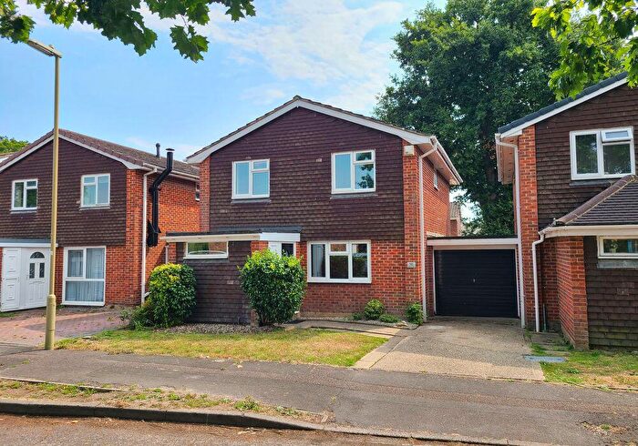 4 Bedroom Link Detached House For Sale In Warren Place, Calmore, Southampton, SO40