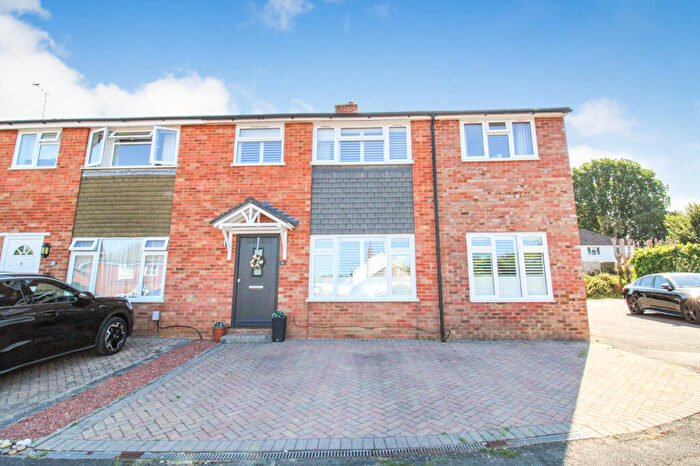 4 Bedroom End Of Terrace House For Sale In Collier Close, Farnborough, GU14