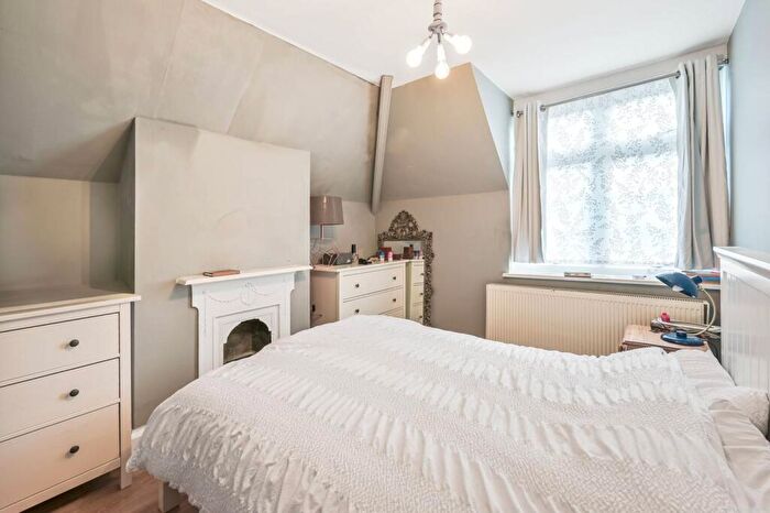3 Bedroom Detached House To Rent In Brookside Road, Golders Green, London, NW11