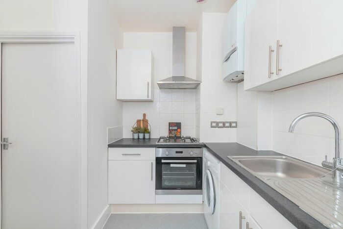 2 Bedroom Flat To Rent In Mitre Road, London, SE1