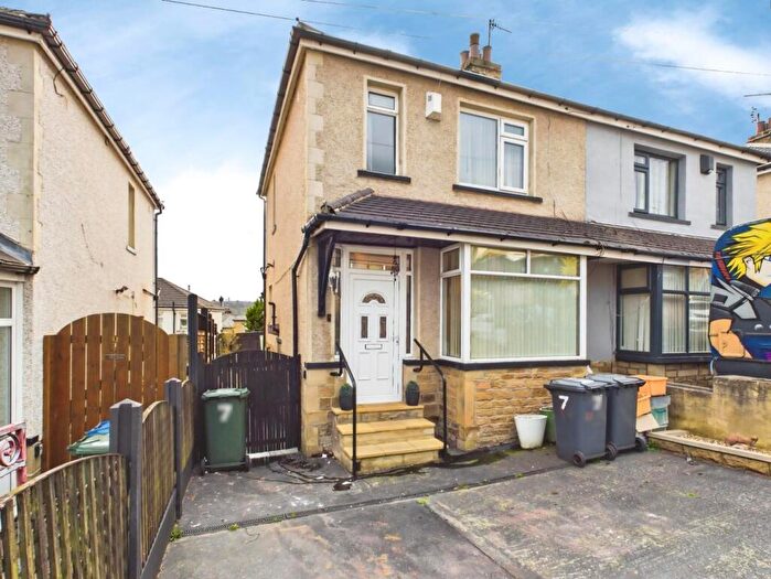 3 Bedroom Semi Detached House For Sale In Thornhill Grove, Shipley, BD18