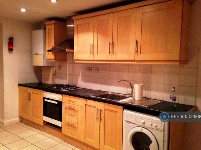 5 Bedroom Flat To Rent In Johnson Street, London, E1