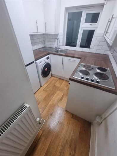 2 Bedroom Property To Rent In Great West Road, Hounslow, TW5