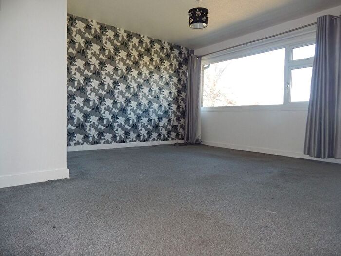2 Bedroom Flat To Rent In Windsor View, Dewsbury, WF12