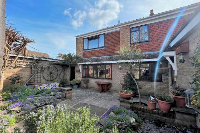 4 Bedroom Semi-Detached House To Rent In Addlestone, KT15