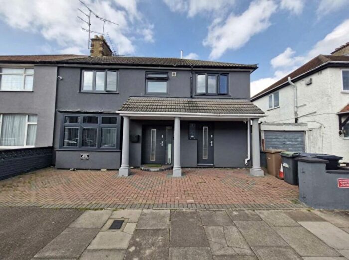 6 Bedroom Semi Detached House For Sale In Fitzroy Avenue, Luton, LU3