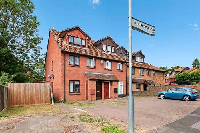 2 Bedroom Flat For Sale In Berrydale Road, Hayes, UB4