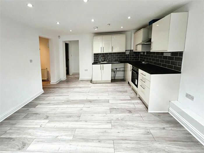 2 Bedroom Flat To Rent In Hillside Avenue, Strood, Rochester, Kent, ME2