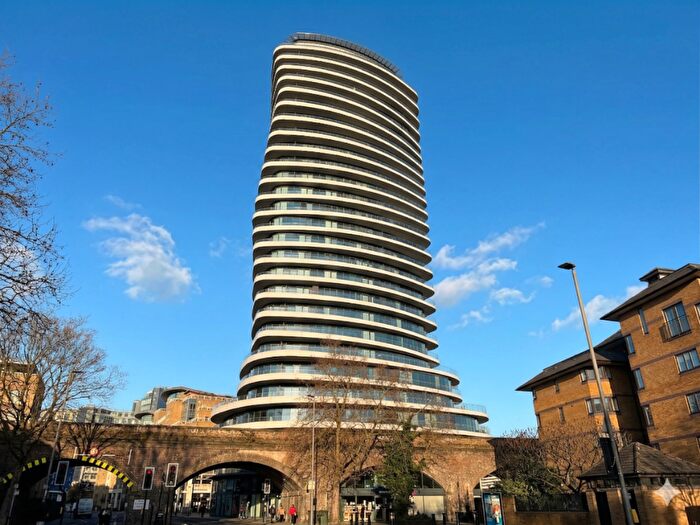 3 Bedroom Flat To Rent In Lombard Road, London, SW11