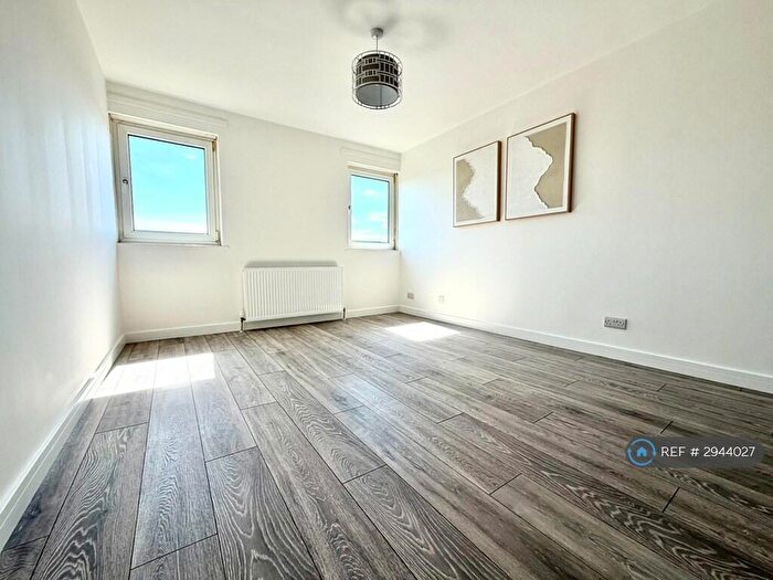 2 Bedroom Flat To Rent In North St, Leven, KY8