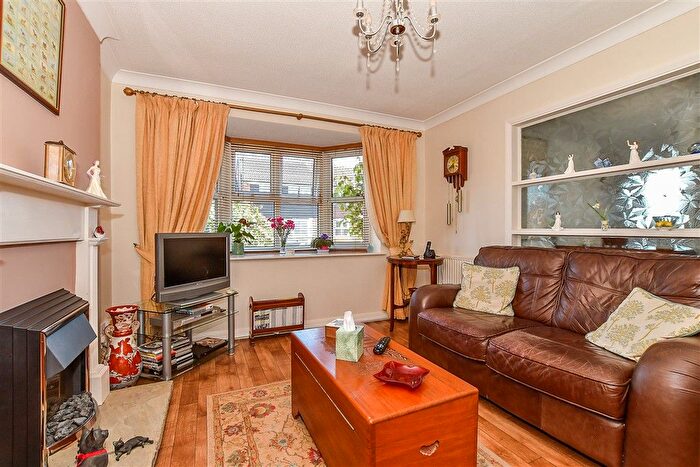 3 Bedroom Link Detached House For Sale In Yeoman Gardens, Paddock Wood, Tonbridge, Kent, TN12