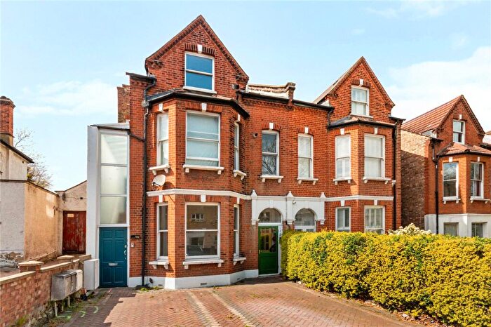 3 Bedroom Apartment For Sale In Knights Hill, West Norwood, London, SE27