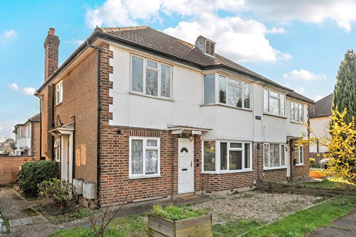 2 Bedroom Maisonette For Sale In Friern Park, North Finchley, London, N12