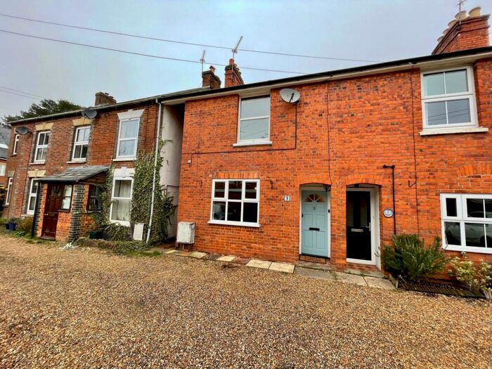 3 Bedroom Semi-Detached House To Rent In Buckingham Road, Newbury, RG14
