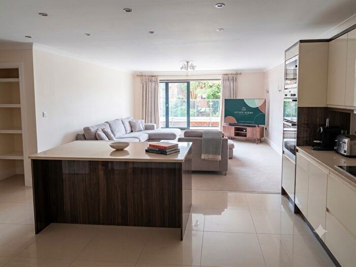 3 Bedroom Flat To Rent In Swakeleys Road, Ickenham, UB10