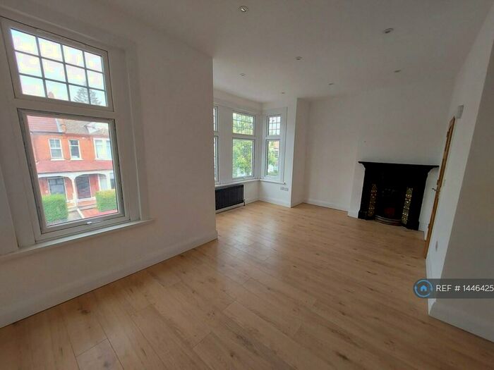 3 Bedroom Flat To Rent In Finchley, London, N3