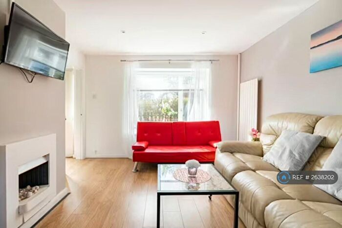 3 Bedroom Semi-Detached House To Rent In Oakfields, Stevenage, SG2