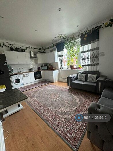 2 Bedroom Flat To Rent In Green Lanes, London, N13