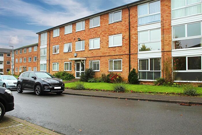 2 Bedroom Flat For Sale In Stapleton Close, Potters Bar, EN6