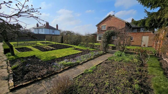 5 Bedroom Detached House For Sale In Sutton Lane, Elton, NG13