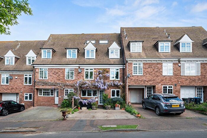 6 Bedroom Terraced House For Sale In Lyndhurst Rise, Chigwell, IG7