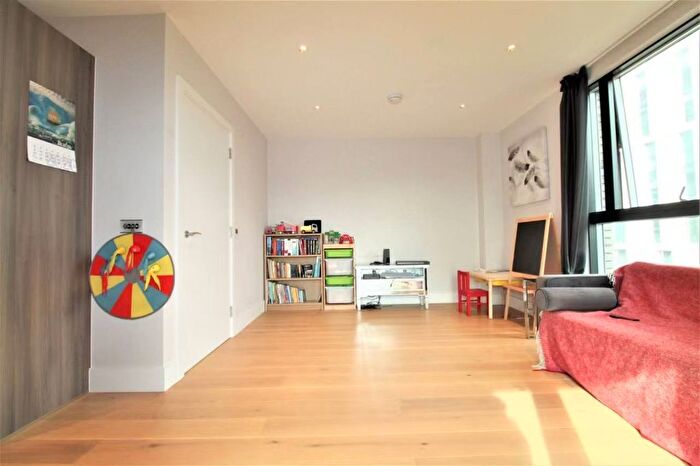 1 Bedroom Flat For Sale In Battersea Park Rd, Nine Elms, London, SW8