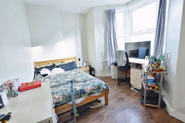 3 Bedroom Flat To Rent In Myrtle Grove, Jesmond, Newcastle Upon Tyne, NE2