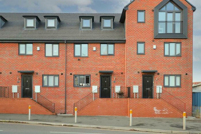 3 Bedroom Town House To Rent In Haydn Road, Nottingham, NG5