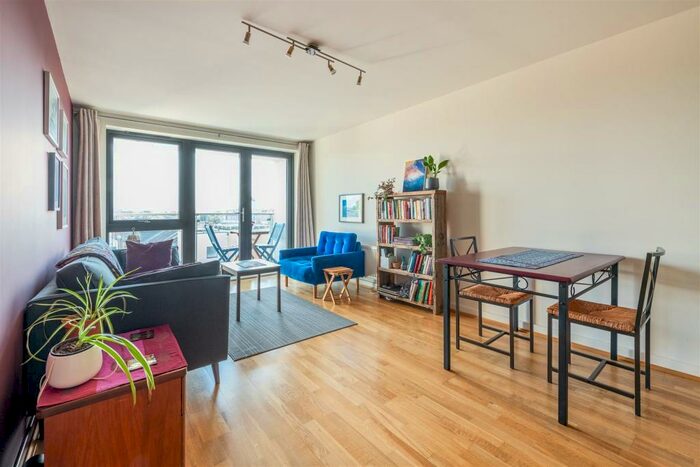 2 Bedroom Apartment To Rent In Hillyfield, Walthamstow, E17