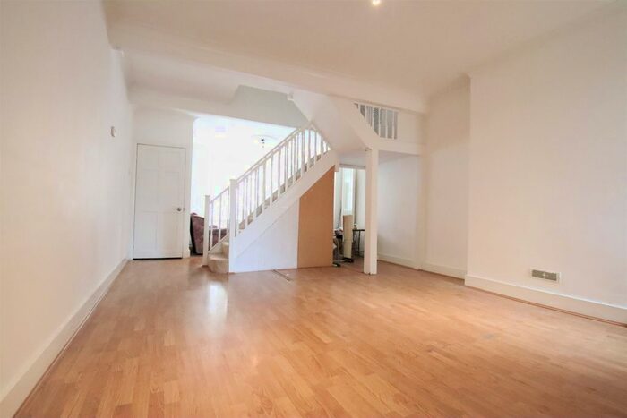 2 Bedroom End Of Terrace House To Rent In Oval Road, Croydon, CR0