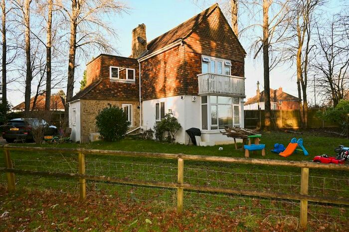 3 Bedroom Detached House To Rent In Castle Street, Redhill, RH1