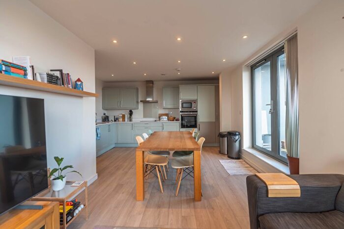 3 Bedroom Flat To Rent In Observatory Court, Friern Barnet Road, London, N11